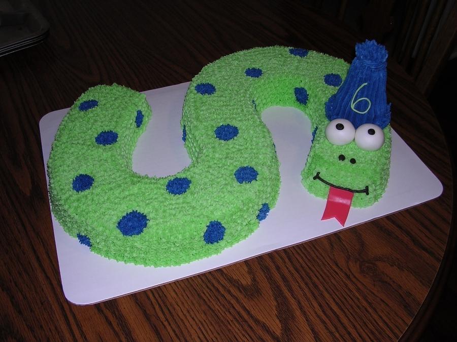 900 743837rPh0 snake-birthday-cake