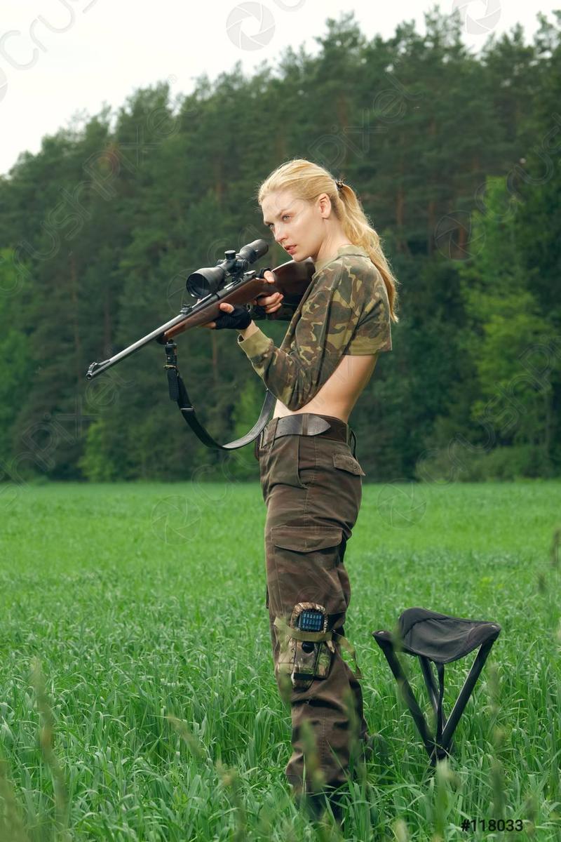 pretty-hunter-girl-aiming-with-118033