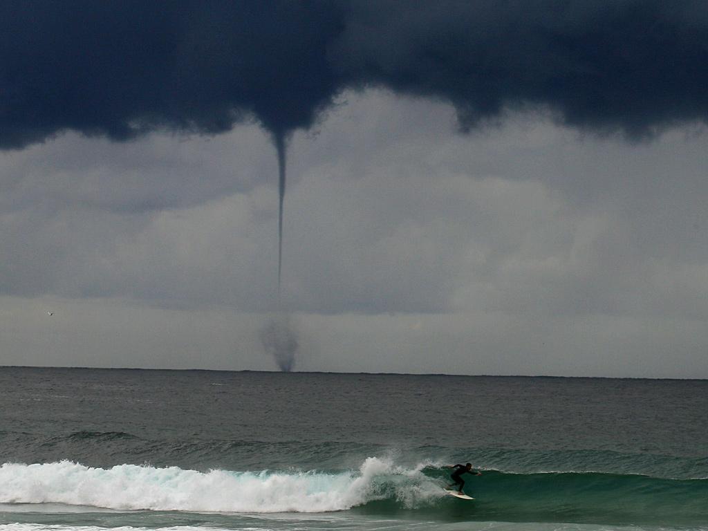 N6HdKu tornado-in-Australia-002