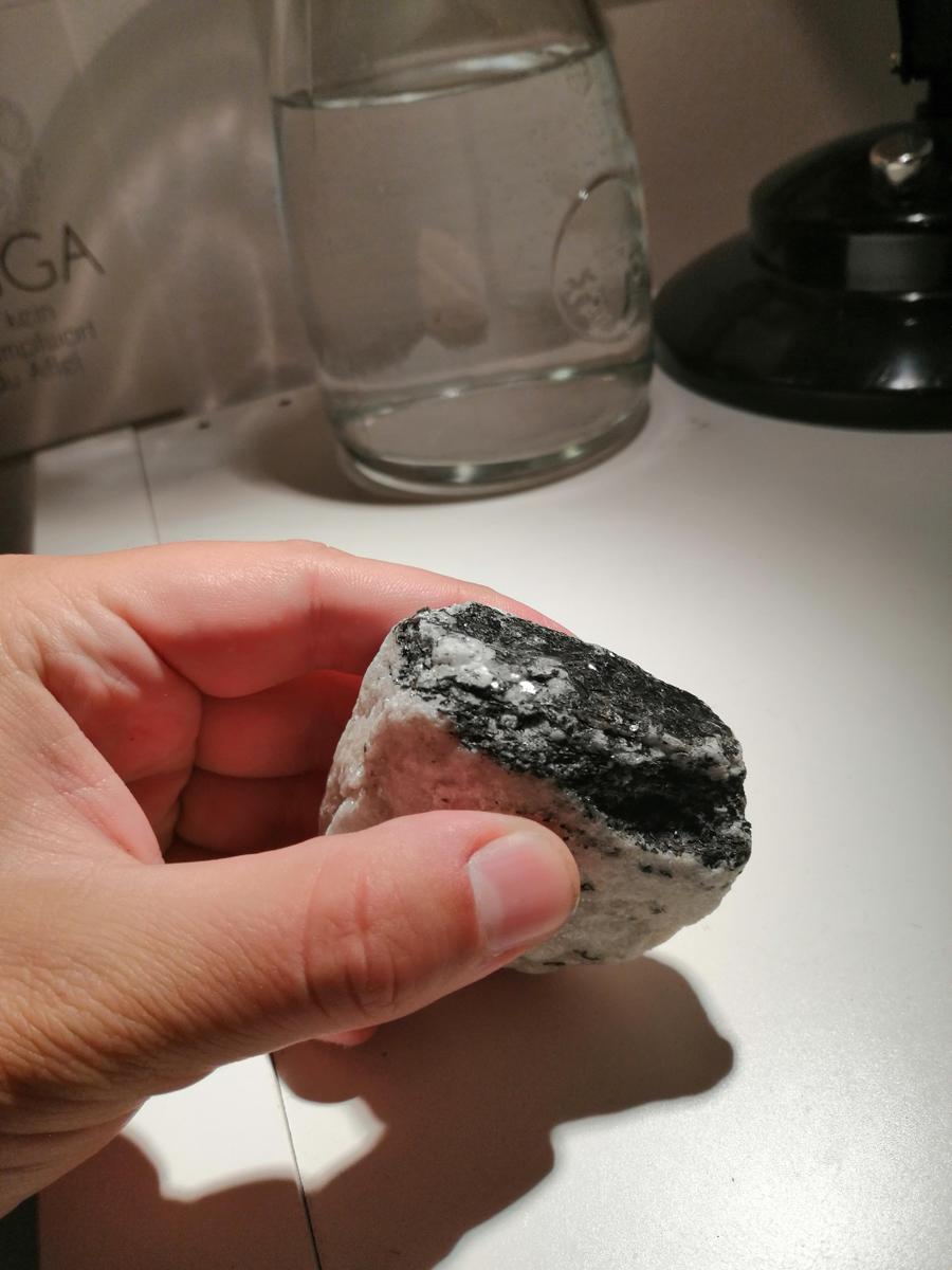 Weißer Stein, schwarz glänzend innen, was ist das? - Allmystery
