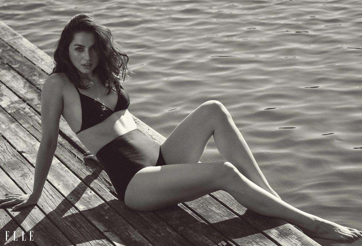ana-de-armas-bikini-elle-2022-1