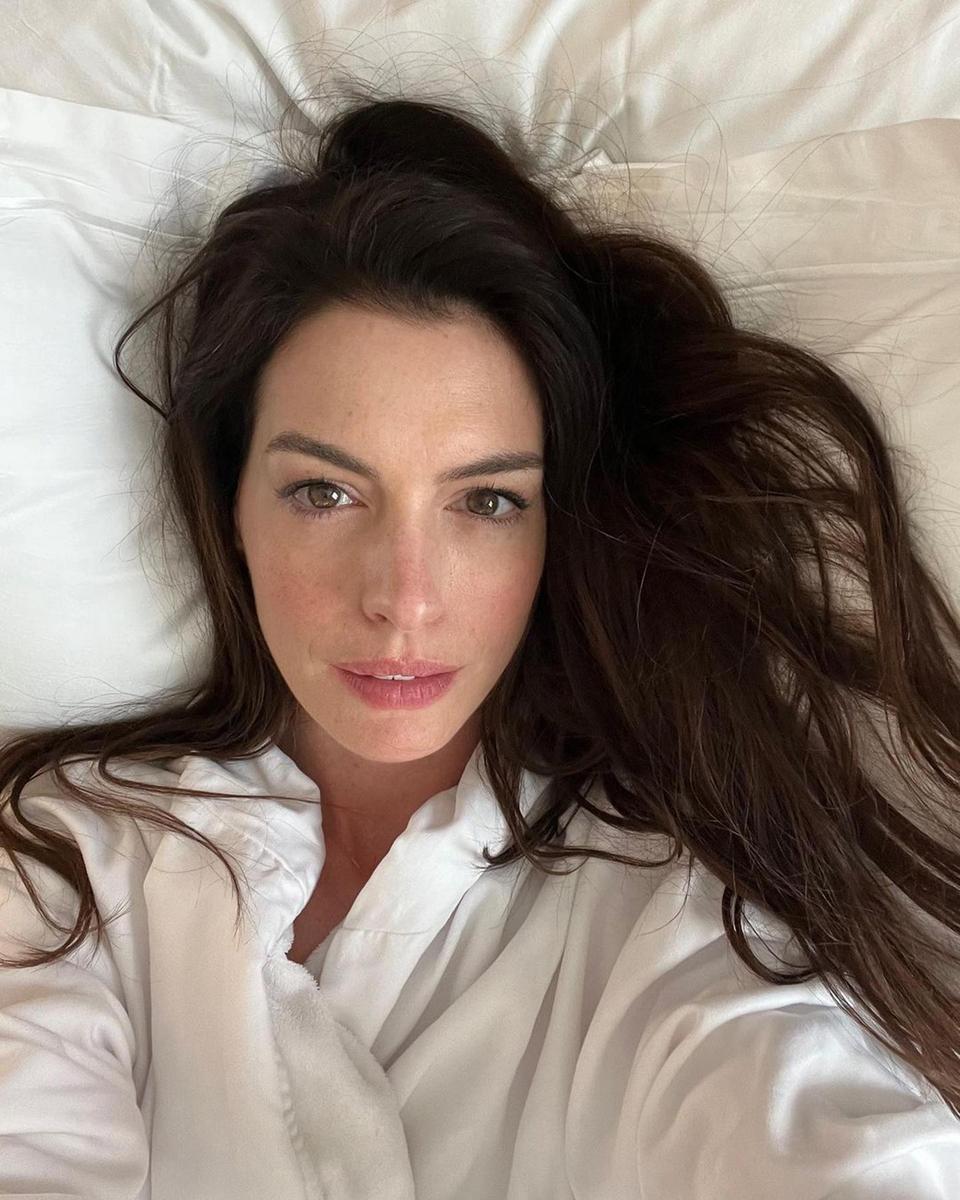 anne-hathaway-instagram-selfie