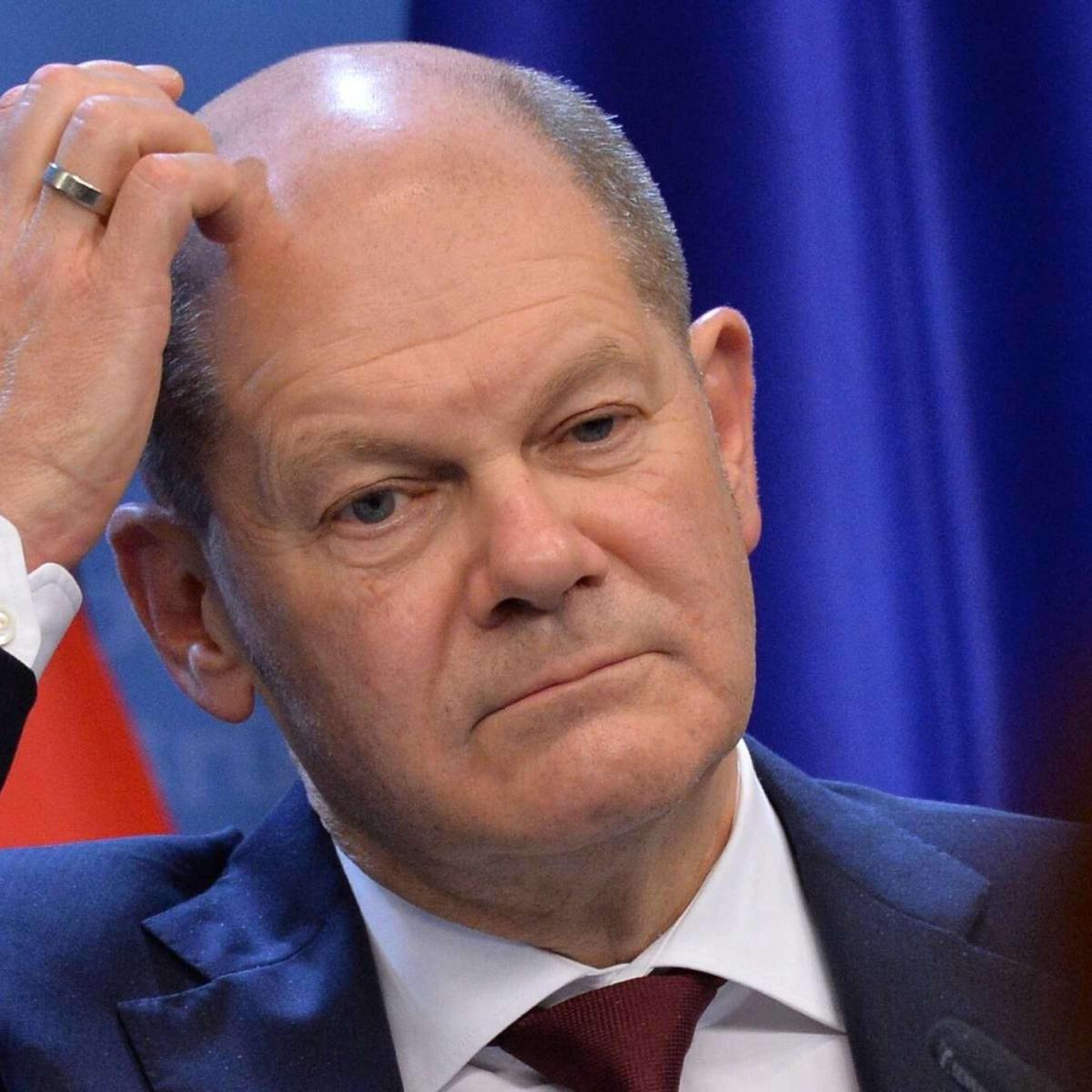 27915176-olaf-scholz-kratzt-sich-mit-der