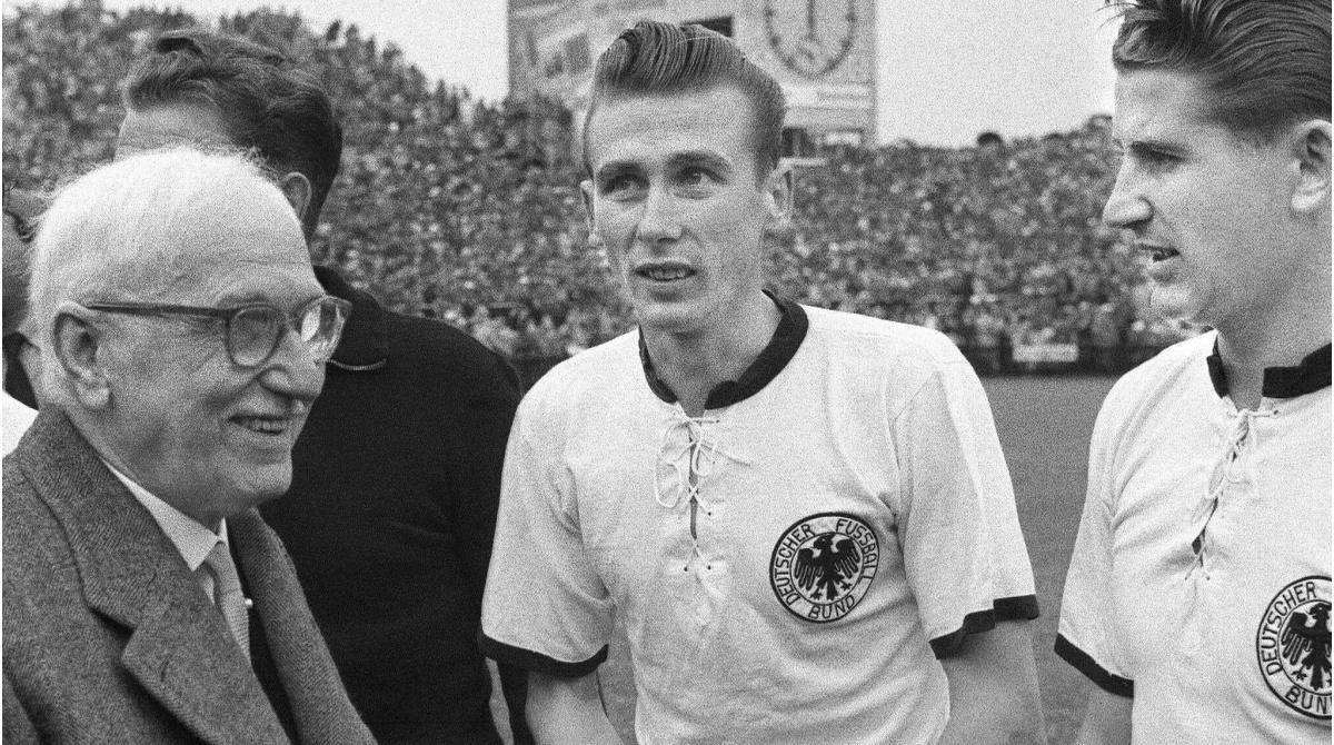horst-eckel-with-jules-rimet-world-cup-1