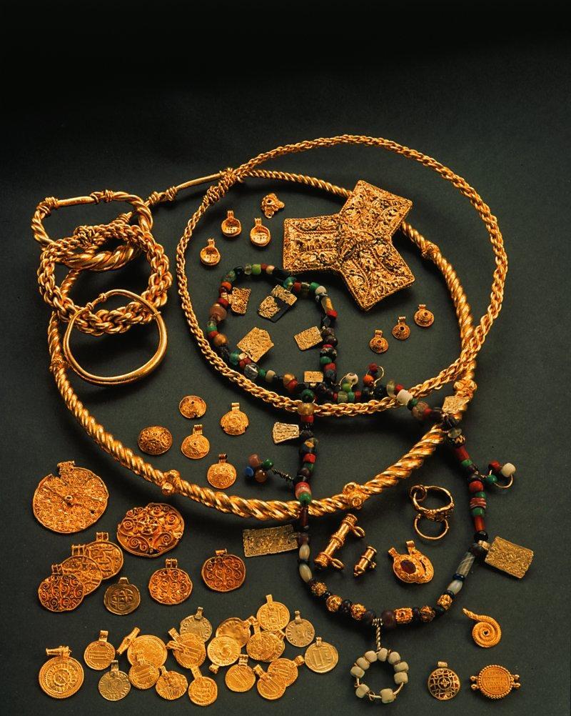 viking-age-hoen-gold-treasure