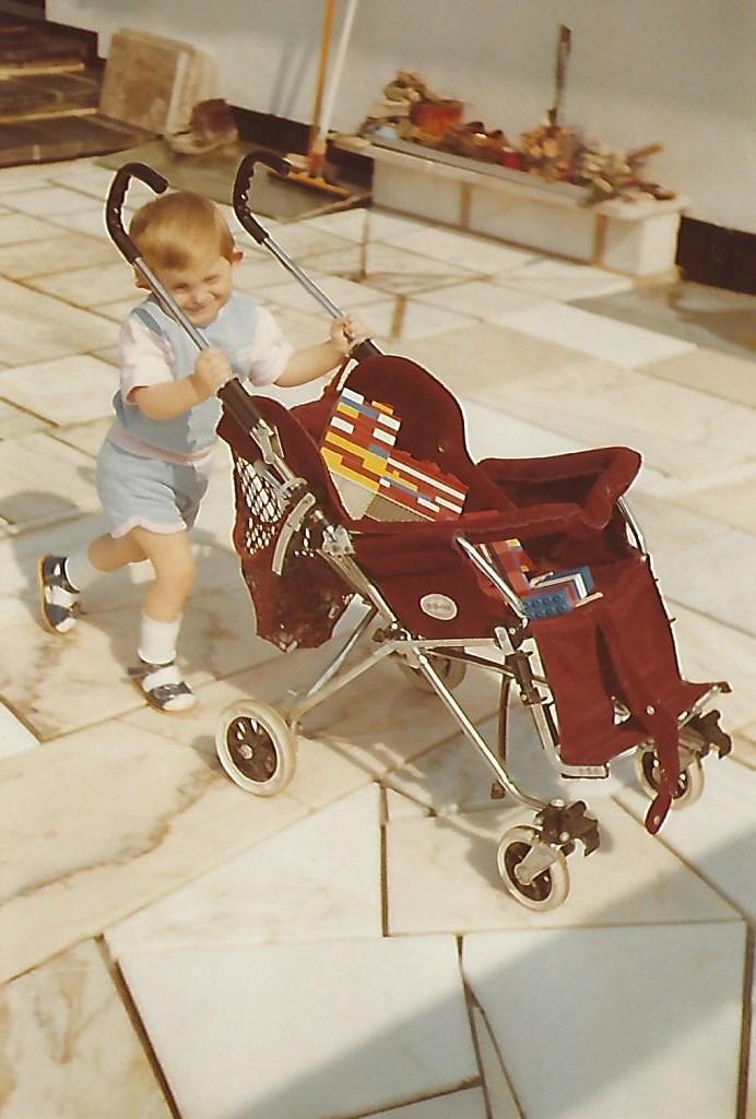 69 Kinderwagen mit Legos