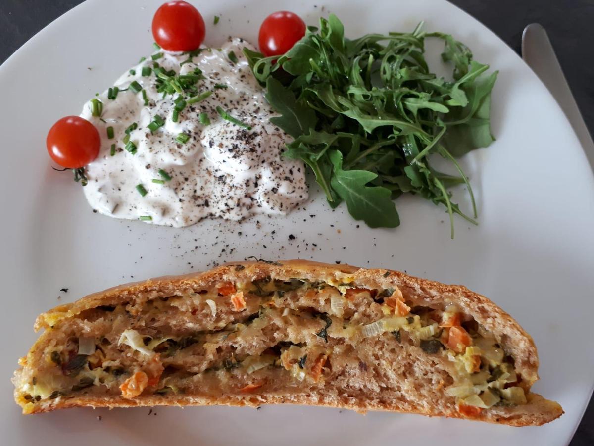 Gemsebrot mit Krterquark und Salat