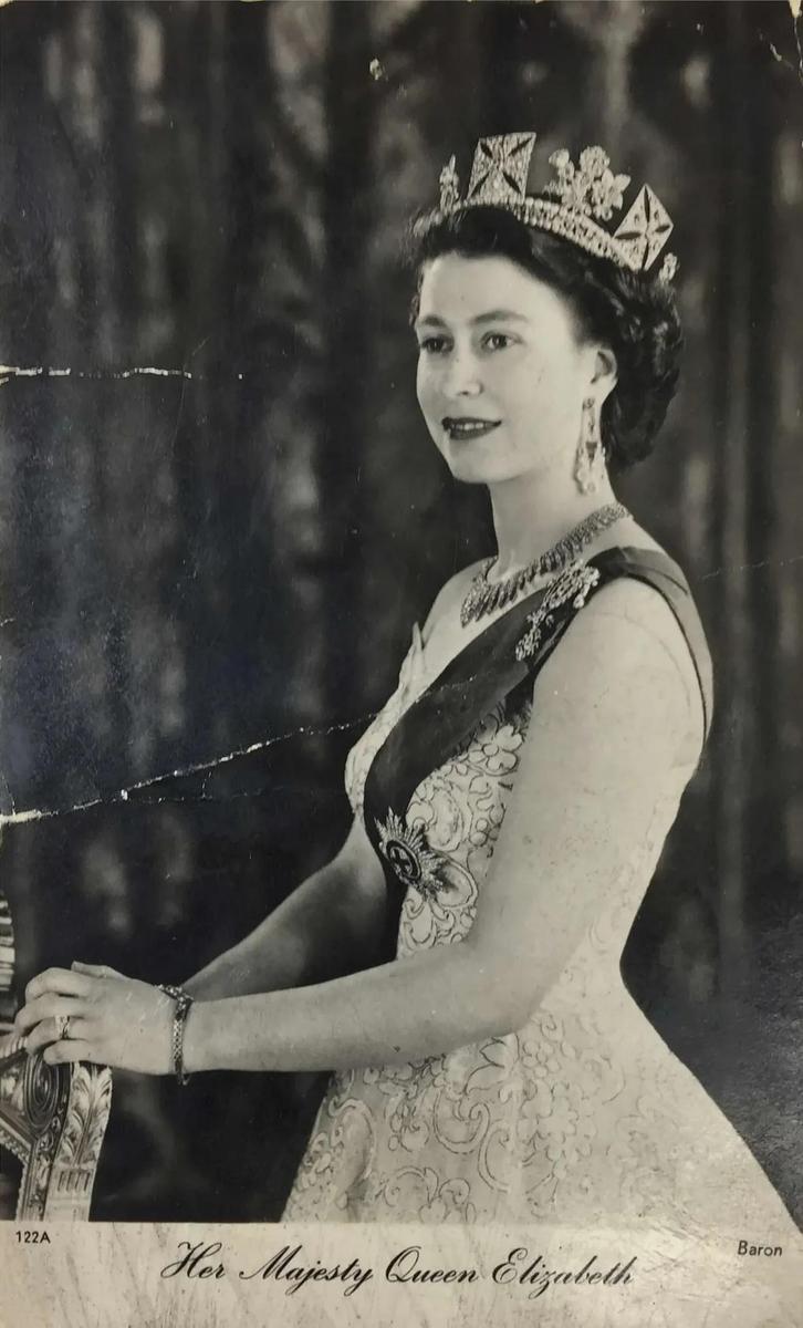 VIntage-Queen-Elizabeth-II-Postcard-pic-