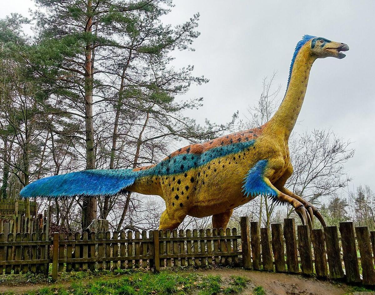1280px-Therizinosaurus Lebendrekonstrukt