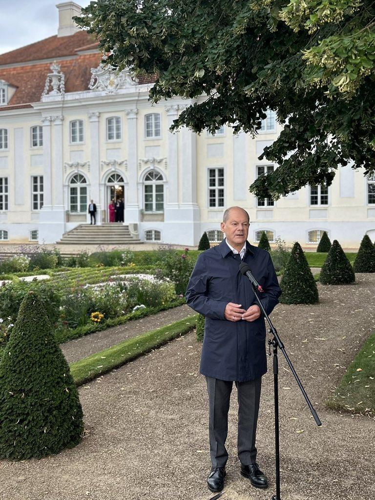 Scholz vor Schloss Meseberg - Copy