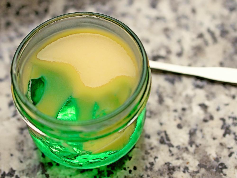 Waldmeister-Wackelpudding mit Eierlikr