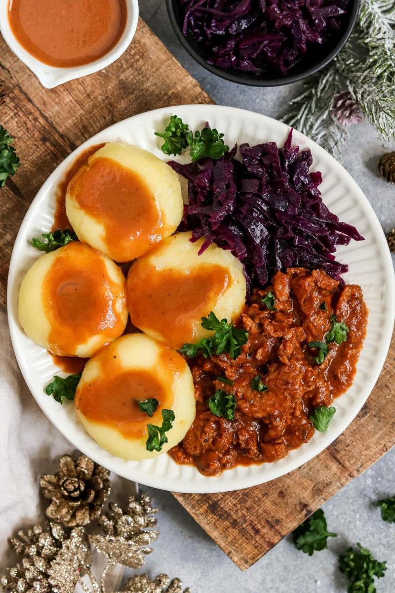 Veganes Gulasch Kloesse Apfel Rotkohl 1-