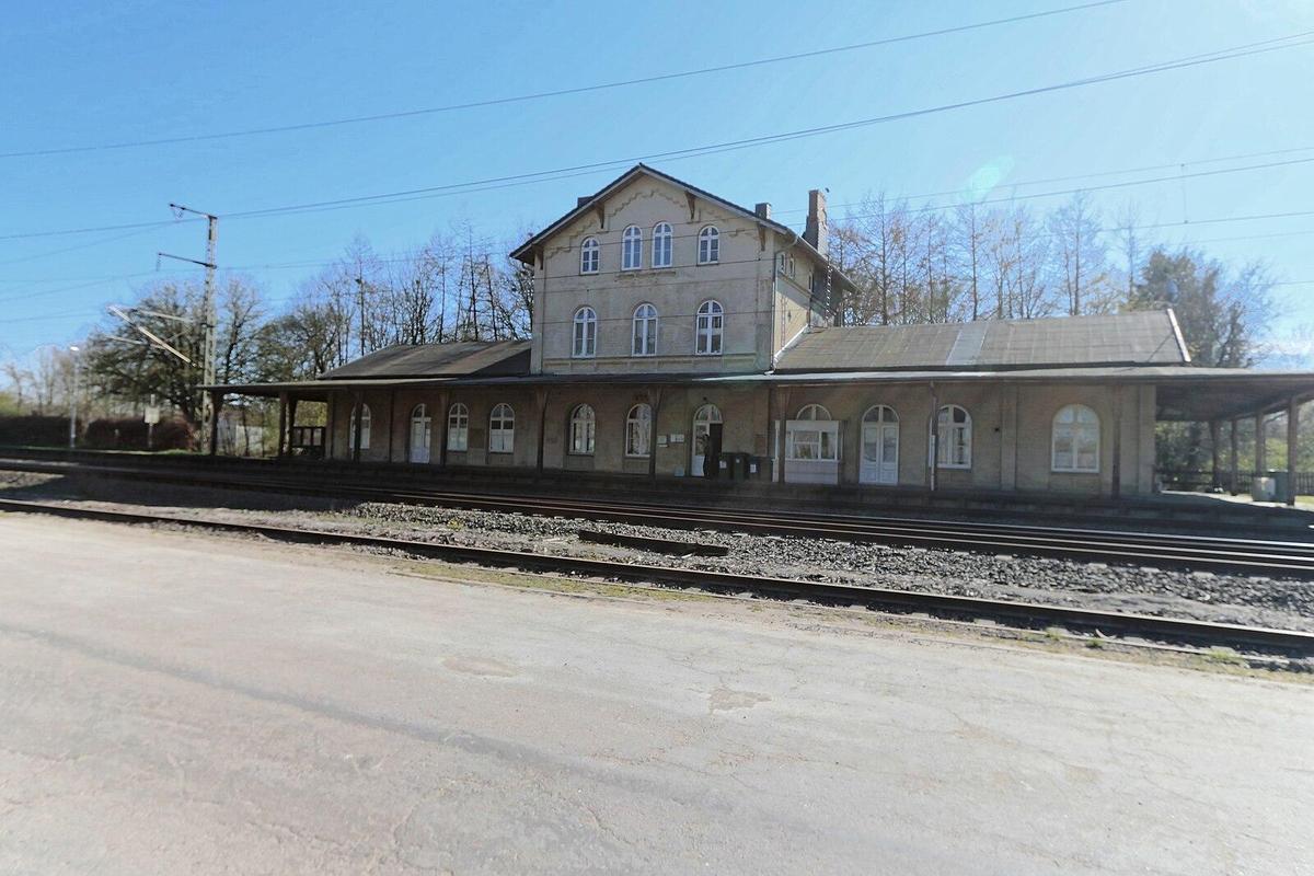 1599px-JC3BCbek Bahnhof 3648