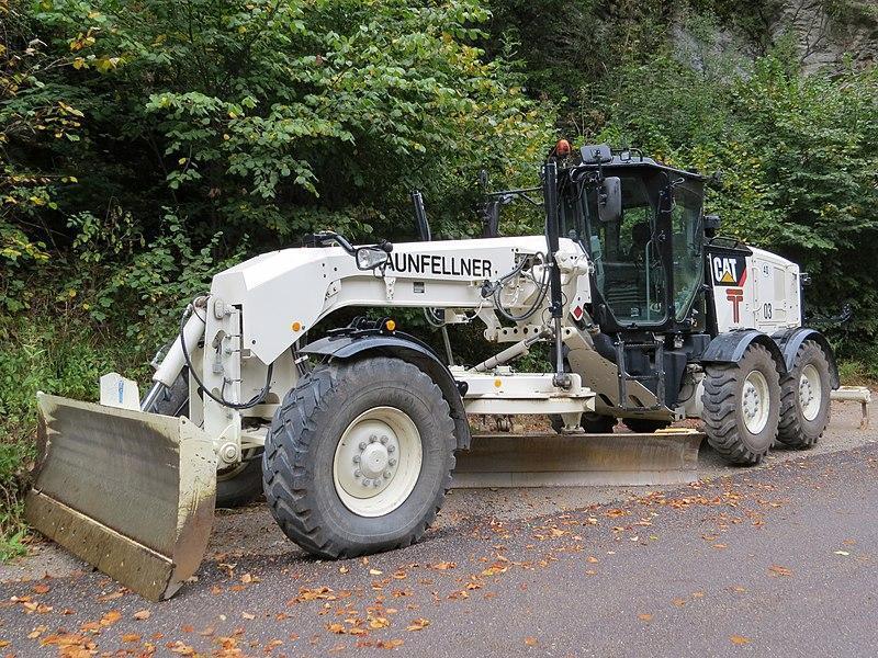 800px-2018-08-25 103 Caterpillar grader 