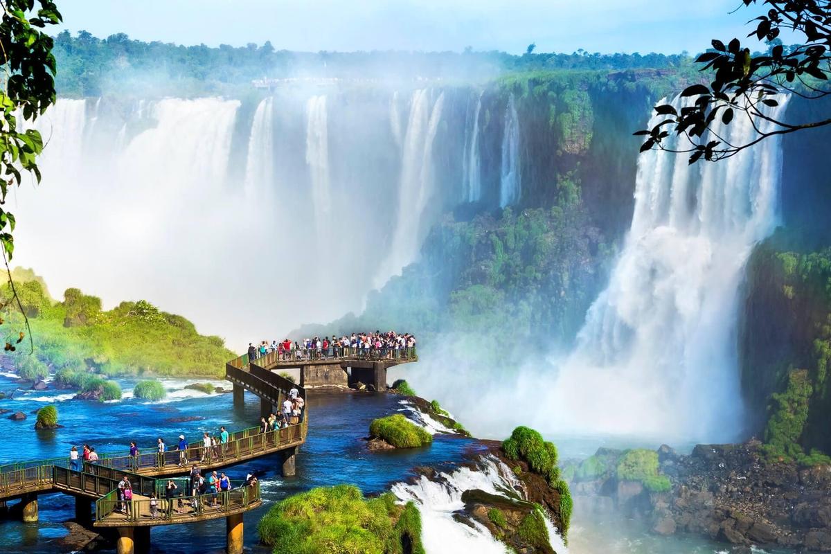 Iguazu-Wasserfaelle-an-der-Grenze-zwisch