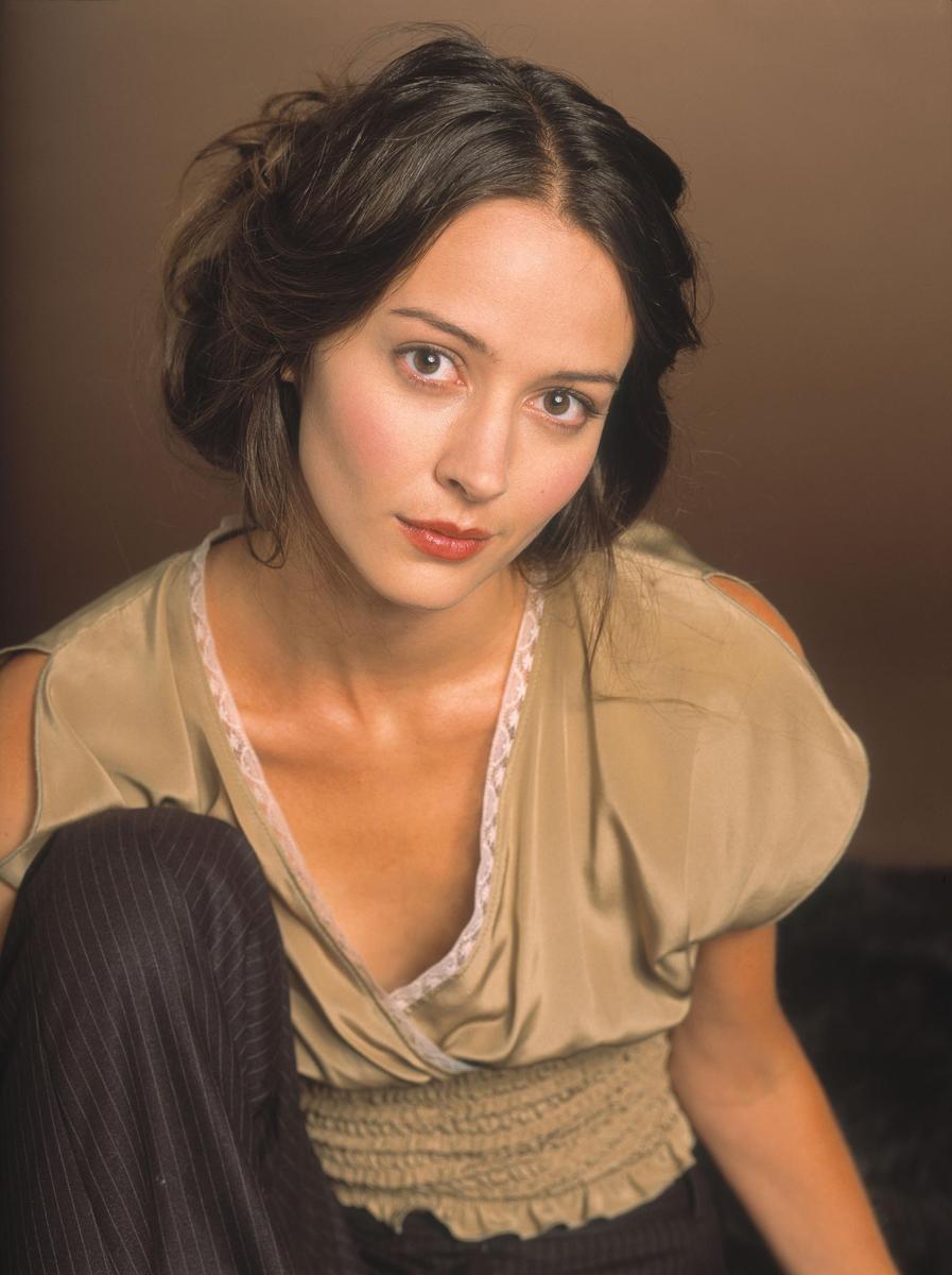 Amy-amy-acker-2288033-1913-2560