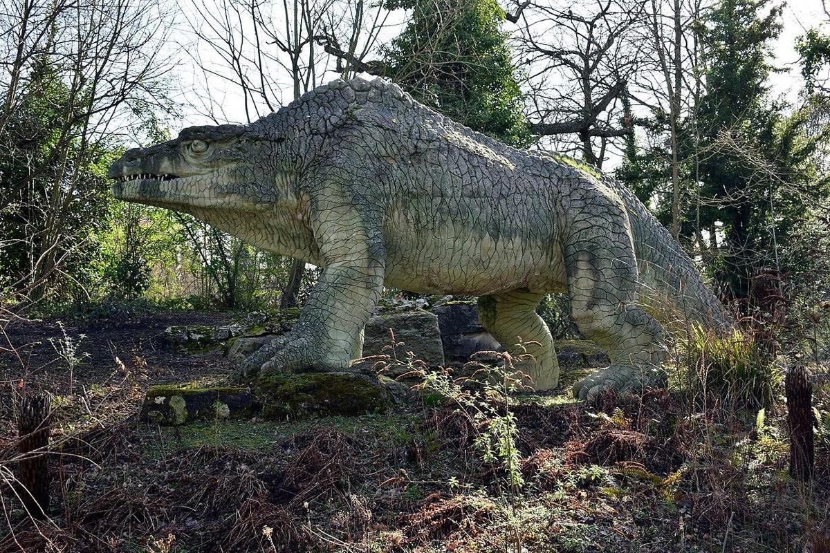 1280px-Megalosaurus Crystal Palace 2018