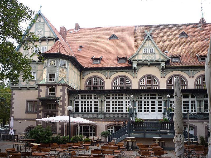 800px-Lister Turm Biergarten Hannover 02