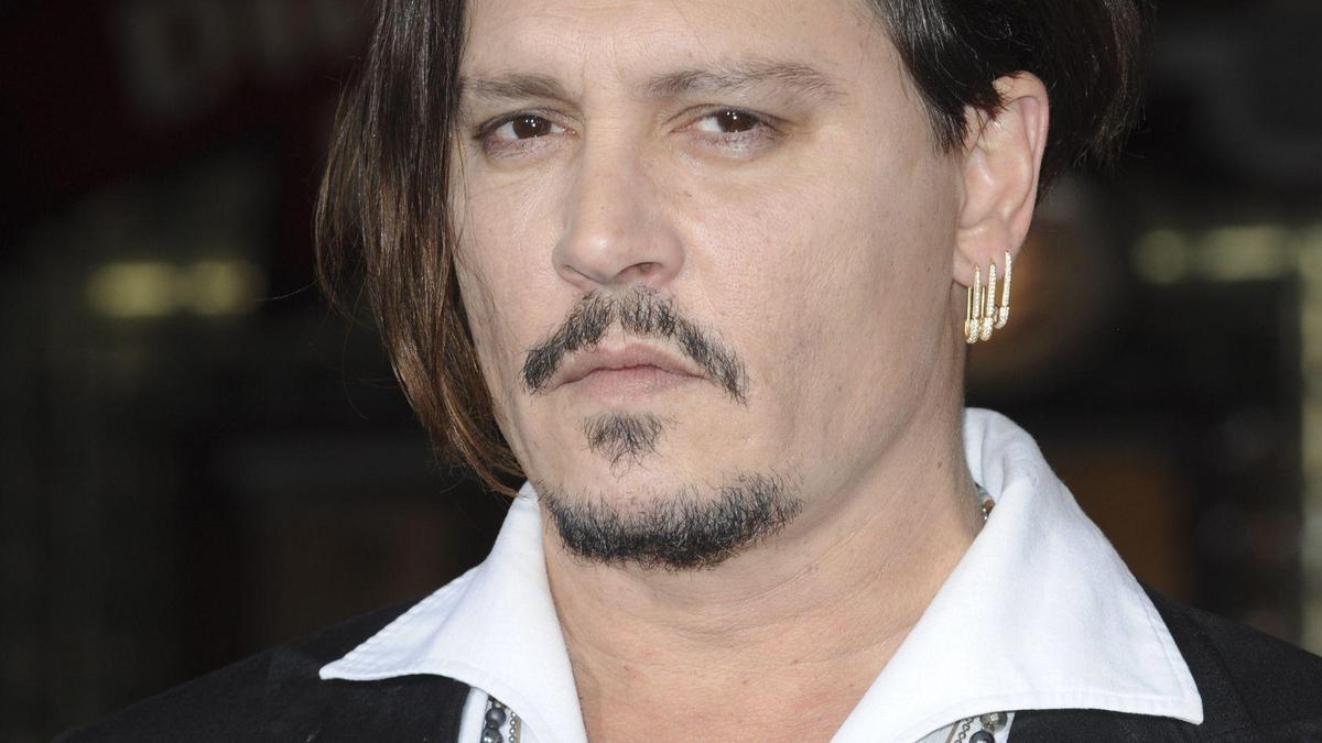 johnny-depp-guckt-ernst-3