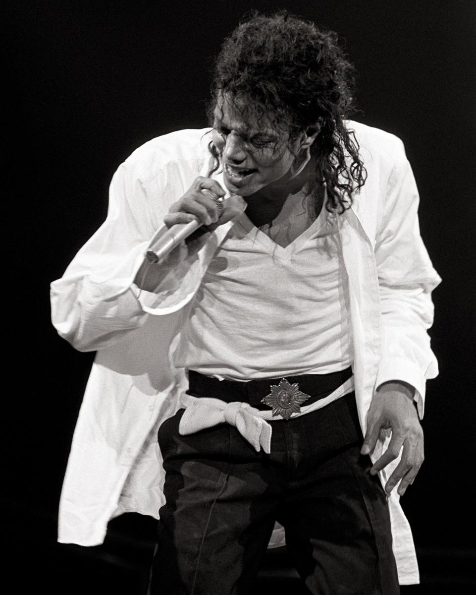 Bad-Tour-michael-jackson-22335035-2050-2