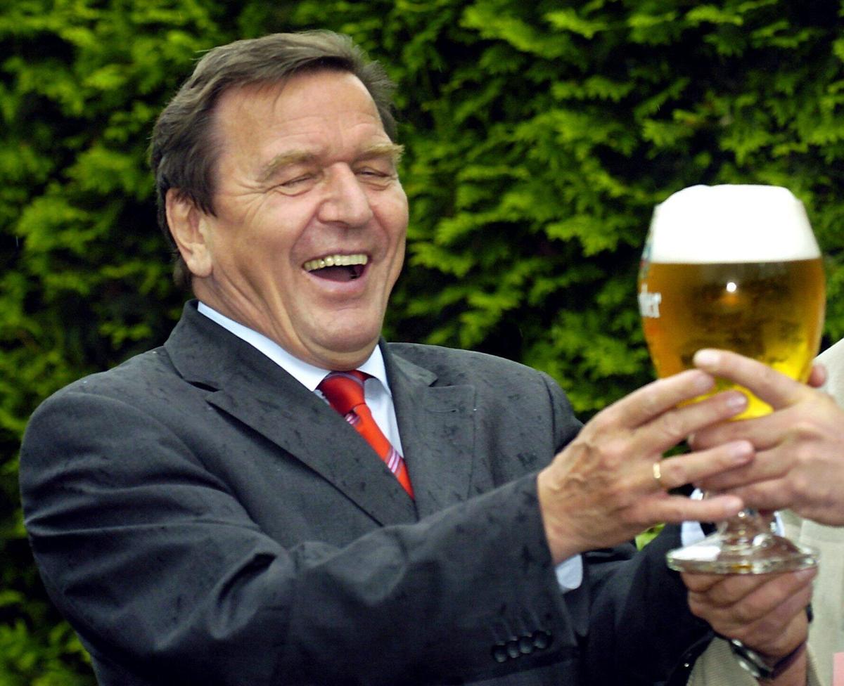 gerhard-schroeder-biertrinker