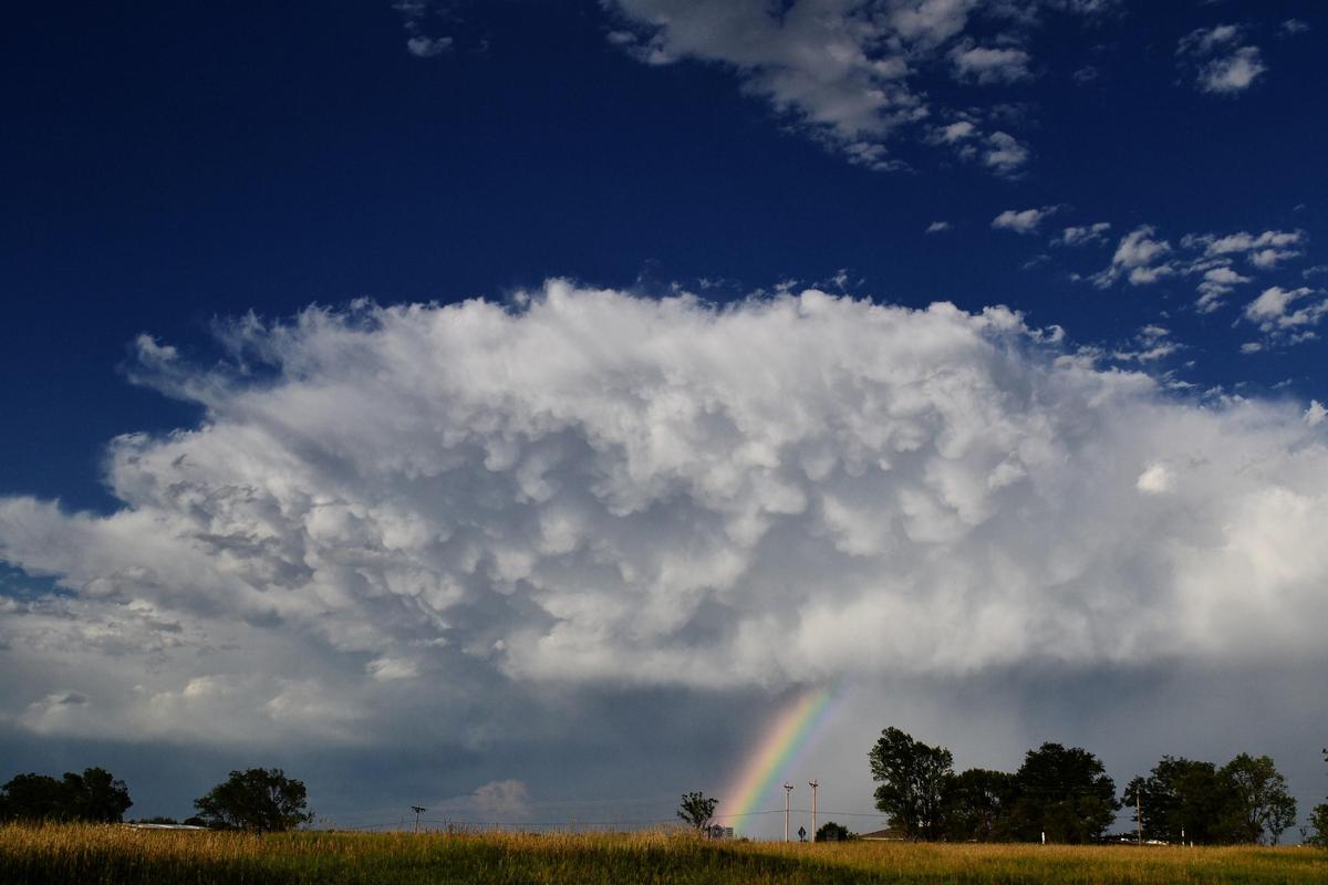 mammatus-clouds-with-rainbow-2011-07-21