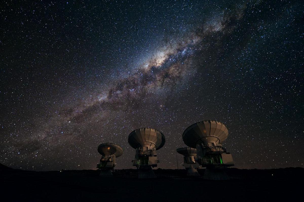 Milky-Way-Galaxy-ALMA-Antennas-Chajnanto