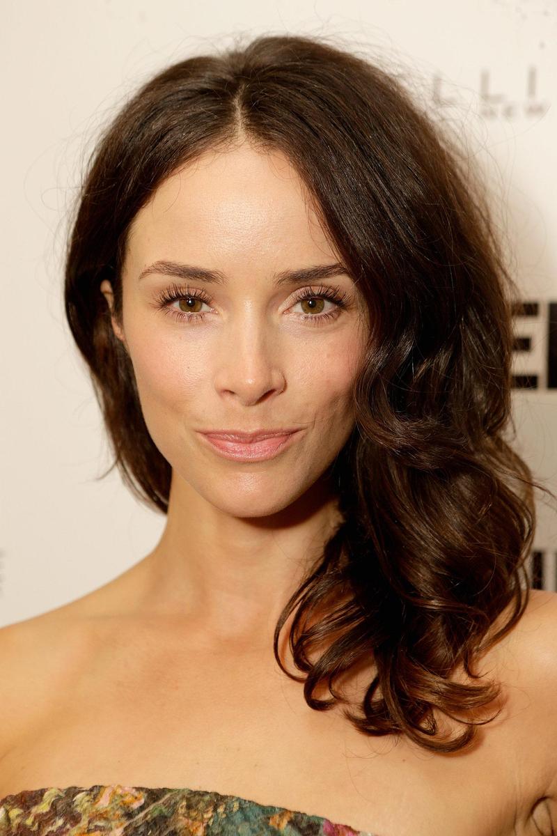 Abigail-Spencer-showed-off-perfect-blowo