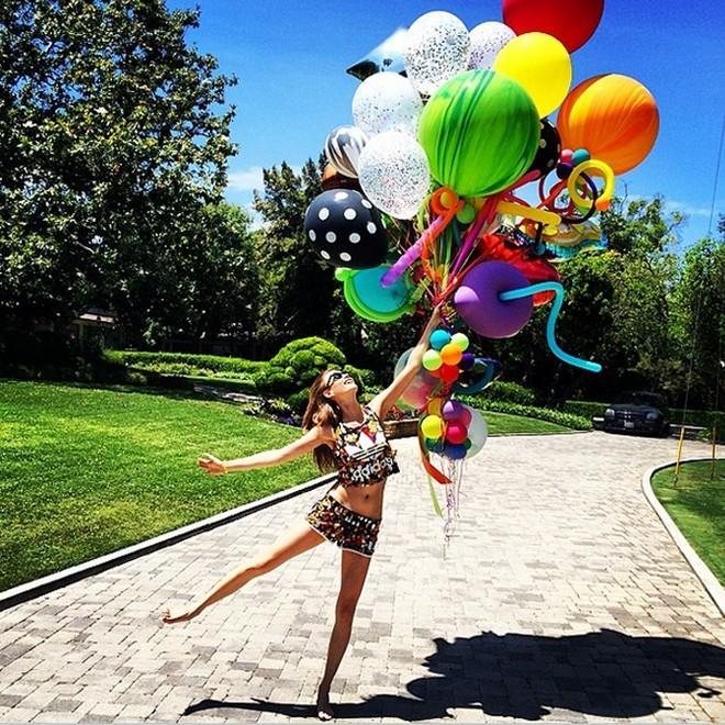 behati prinsloo luftballons instagram.jp