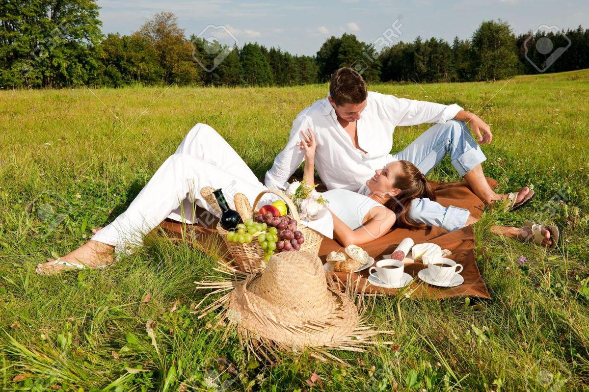 5488025-Happy-smiling-Paar-mit-Picknick-