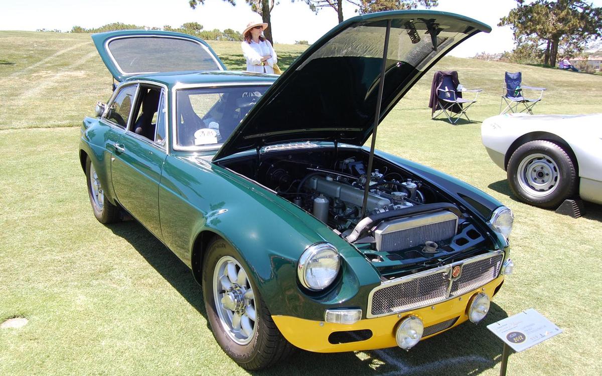 1968-mgc-gts-race-car-replica-front-thre