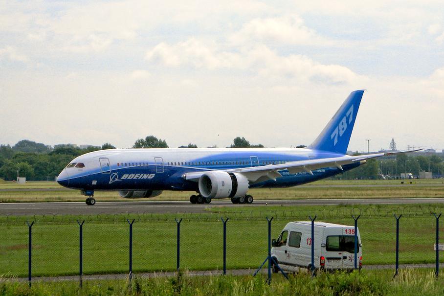 Boeing 787 landing with thrust reversers