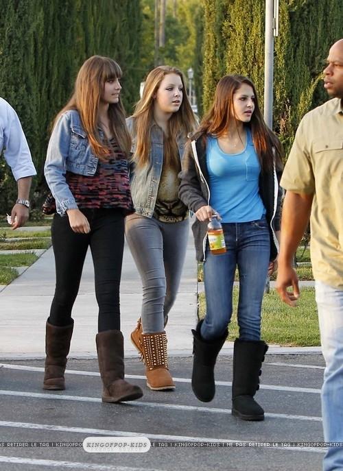 Paris-Jackson-with-her-friends-in-Calaba