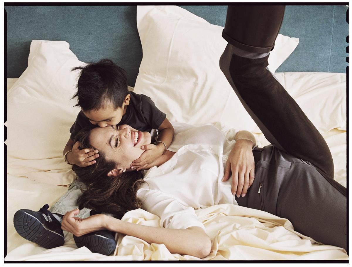 Annie Leibovitz - Angelina Jolie and son