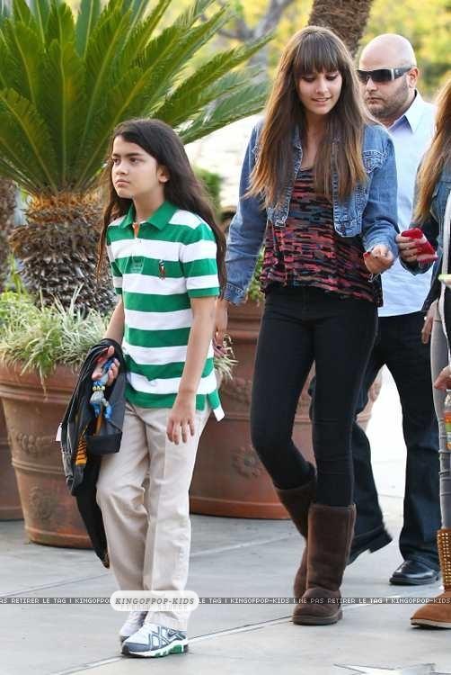 Blanket-Jackson-and-Paris-Jackson-prince