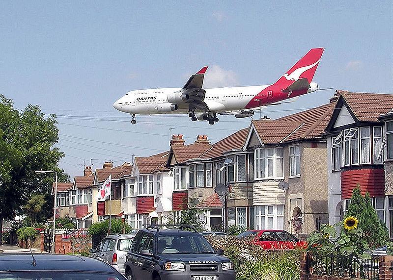 800px-Qantas b747 over houses arp