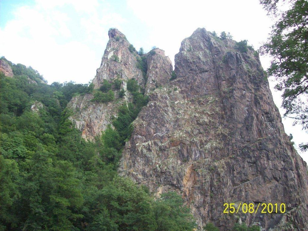 ansicht-des-136-meter-hohen-felsens-1401