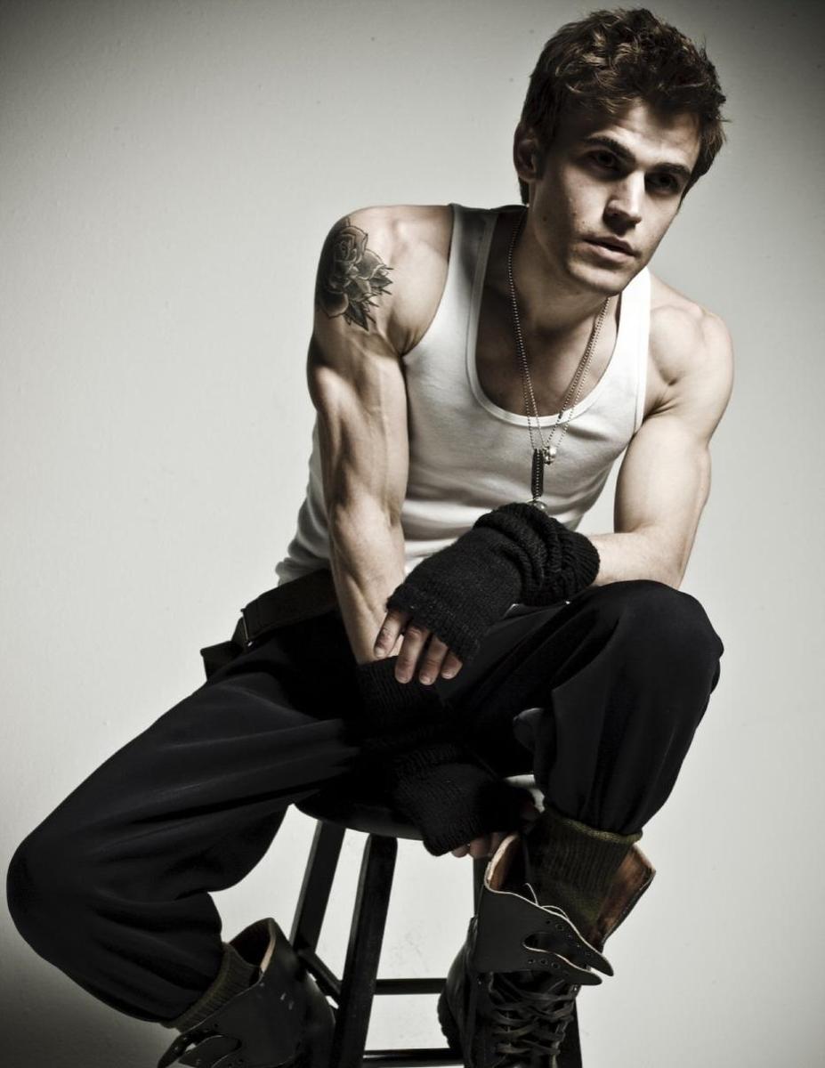 vhRtYX paul-wesley-arms-and-boots