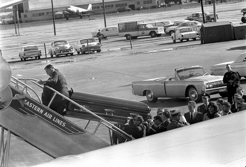 JFKs-Casket-Is-Loaded-Aboard-Air-Force-O