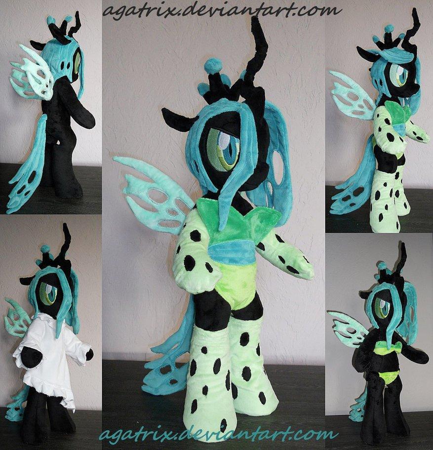 queen chrysalis  standing  by agatrix-d7