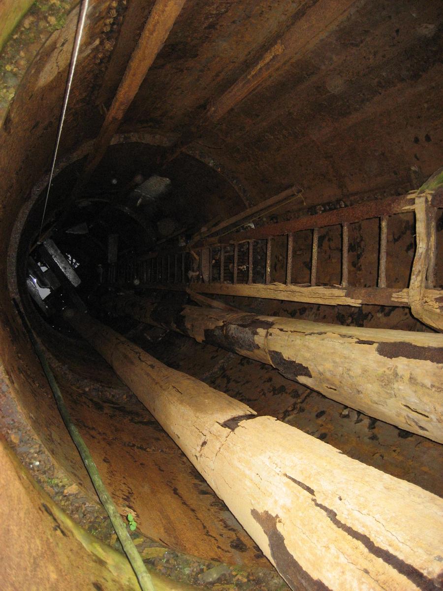 looking-down-borehole-10x-oak-island 469