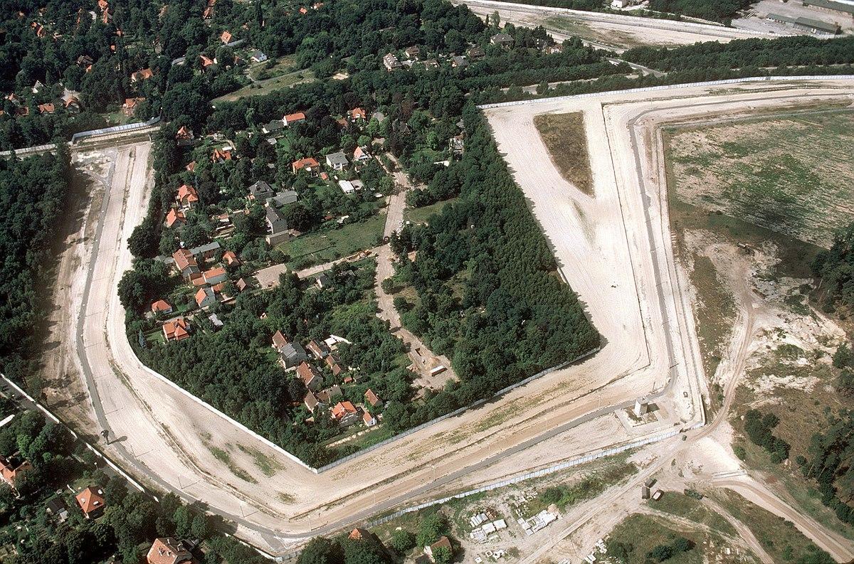 1200px-Aerial view of the Berlin Wall