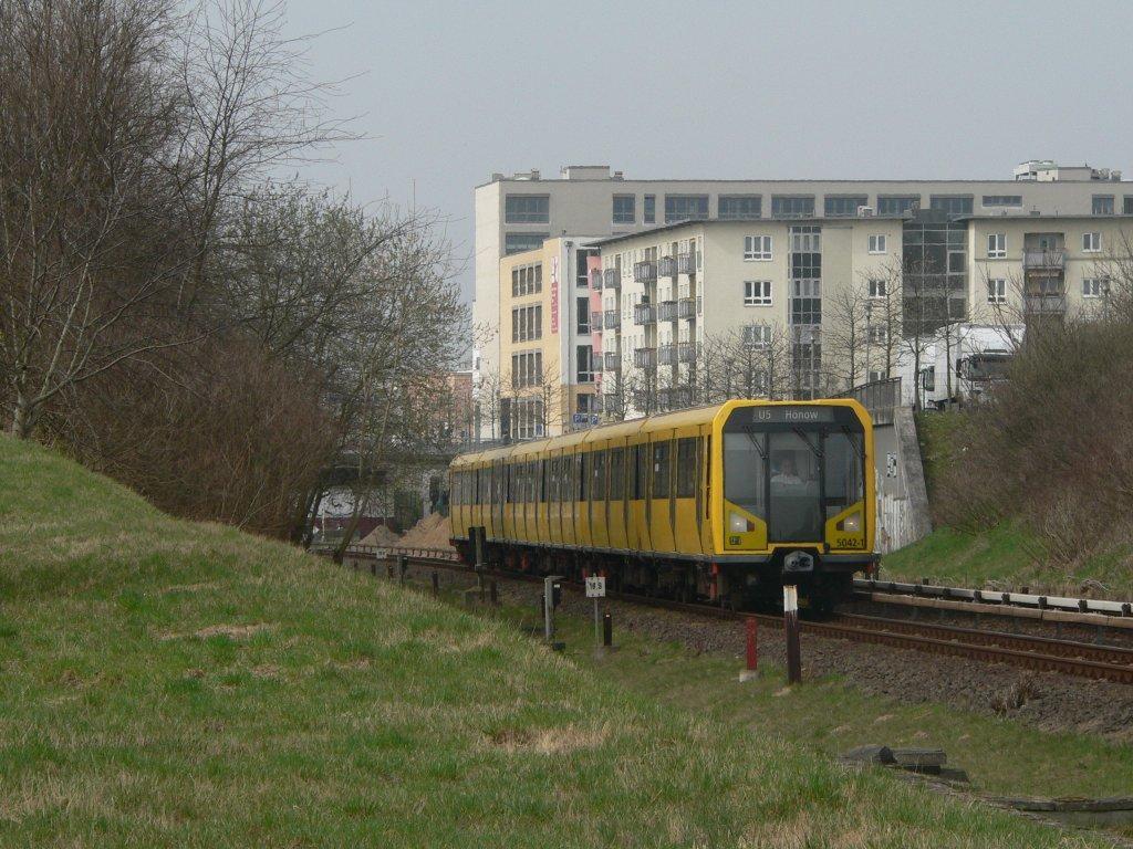 u-bahn-linie-u5-nach-hoenow-242011-helle