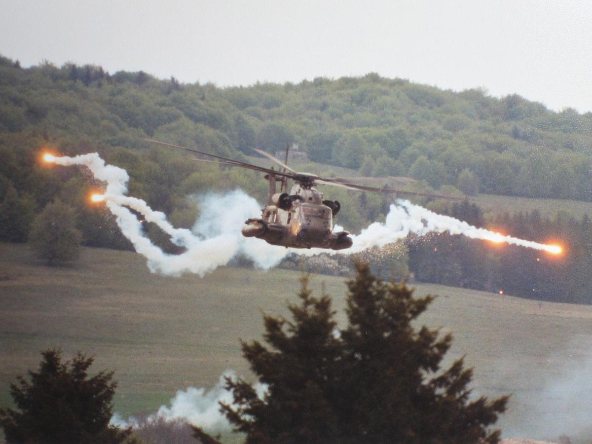 b651c8 Bw CH-53 Flares
