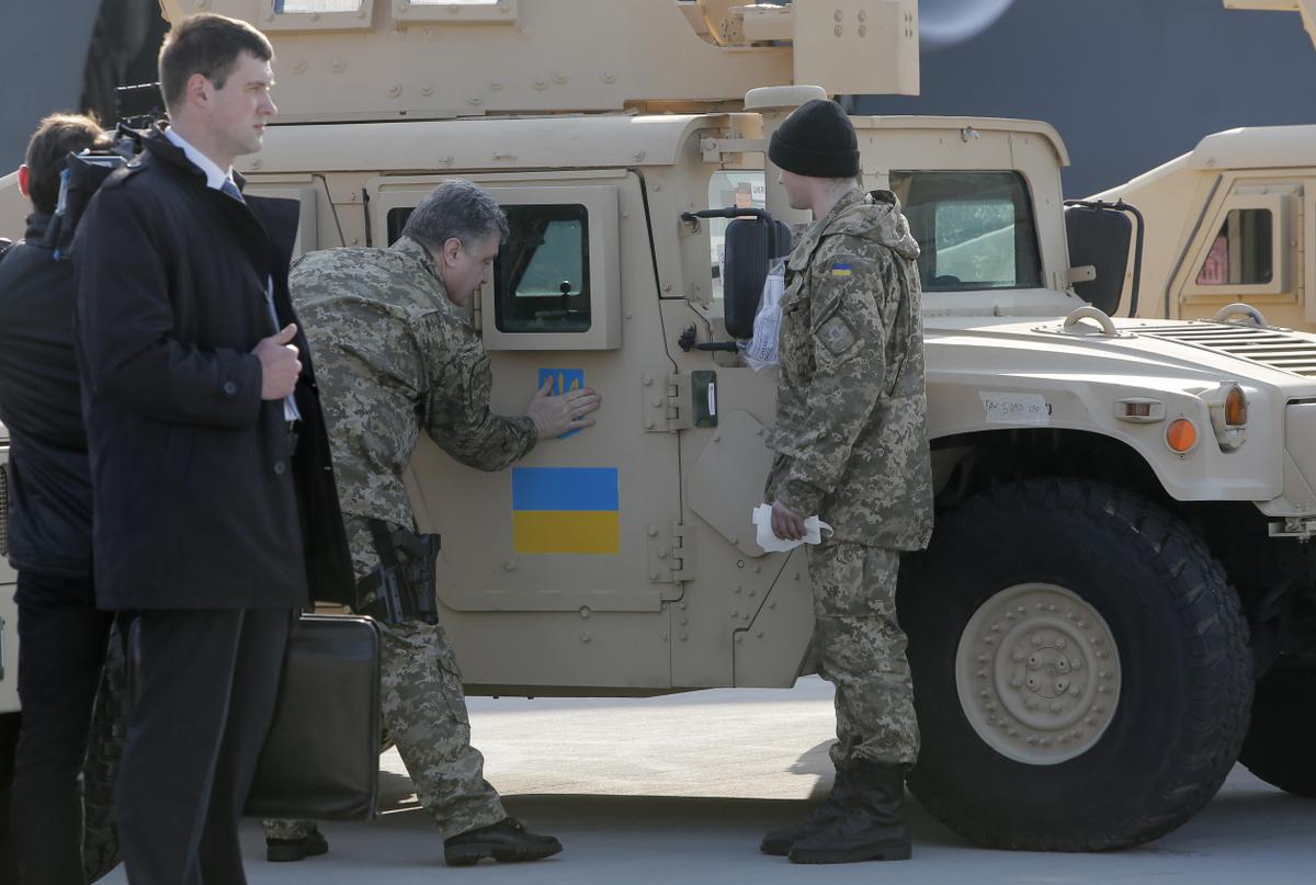 Ukraine-receives-US-Humvees