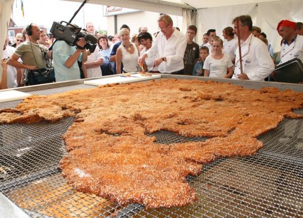 rekordverdaechtig-groesste-schnitzel-wel