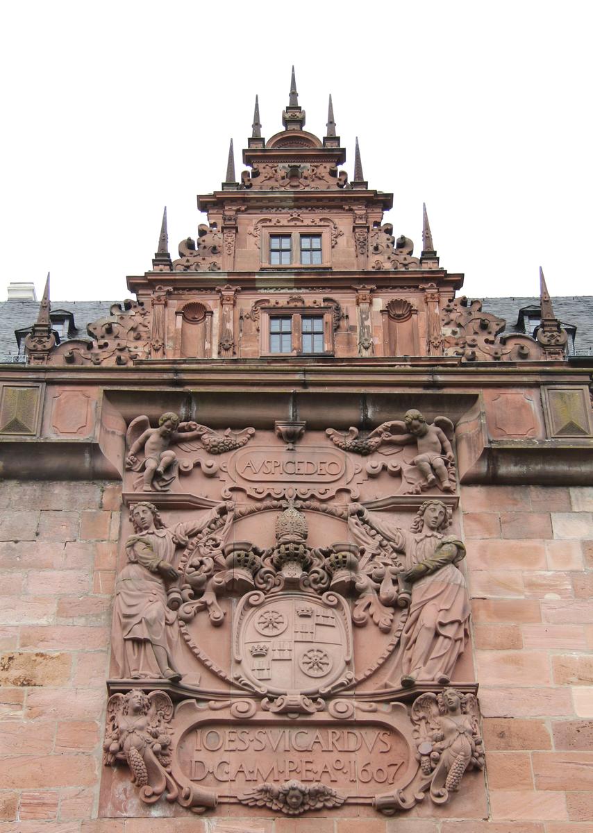 Wappenmauer Schloss Johannisburg 2011