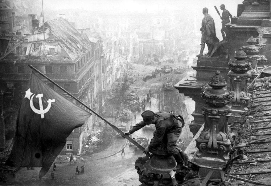 foto8 2 mai 1945 flagge auf dem reichsta
