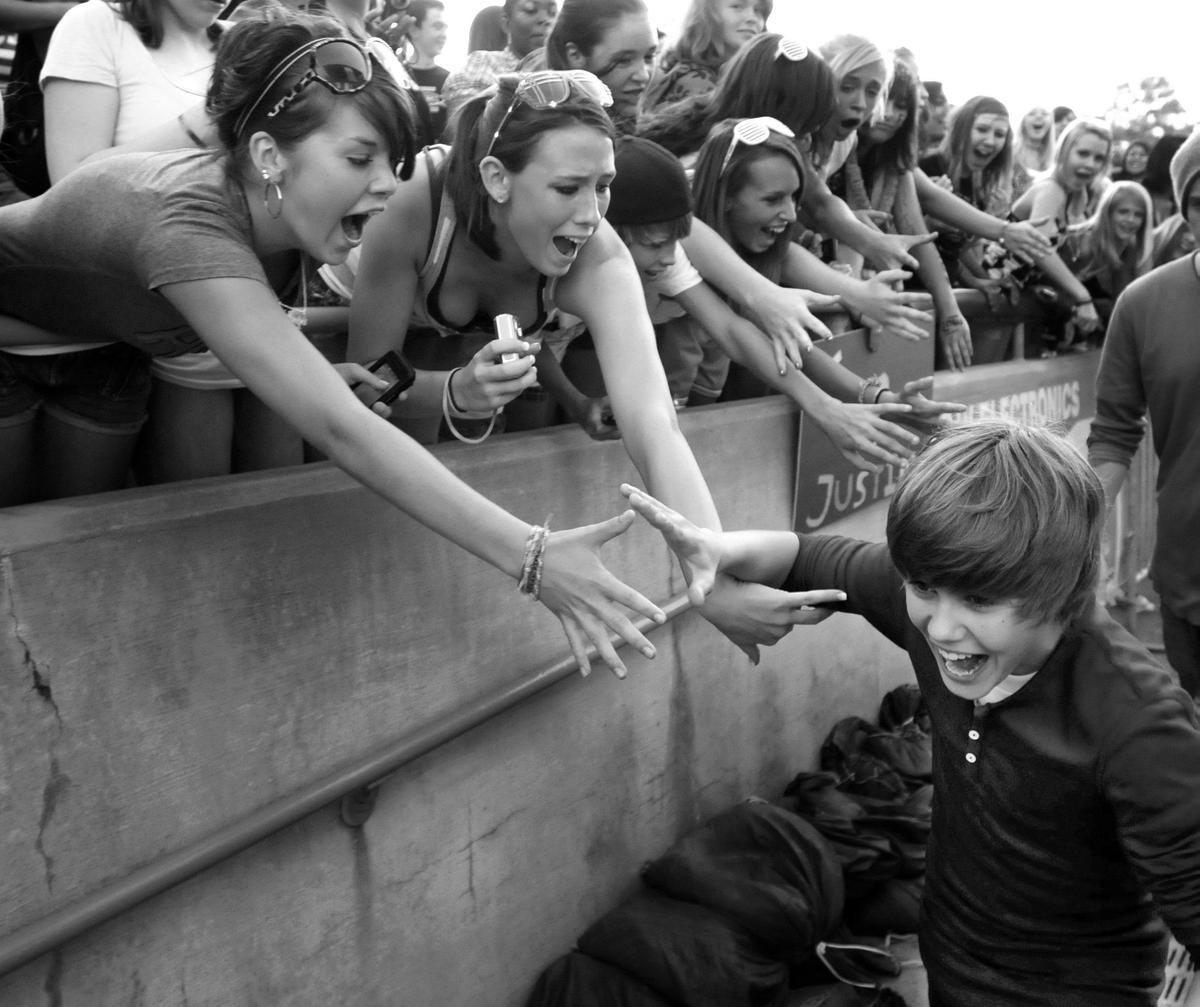 justin-bieber-and-fans