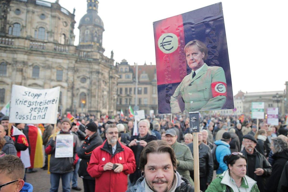 pegida-dresden-merkel-uniform-plakat